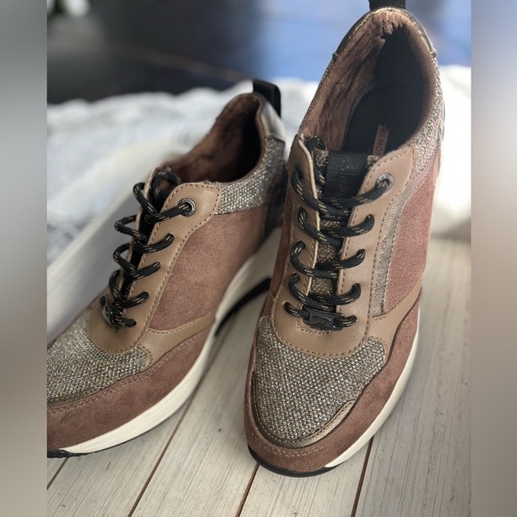 Comfortable women’s shoe with a small wedge. - Picture 2 of 8